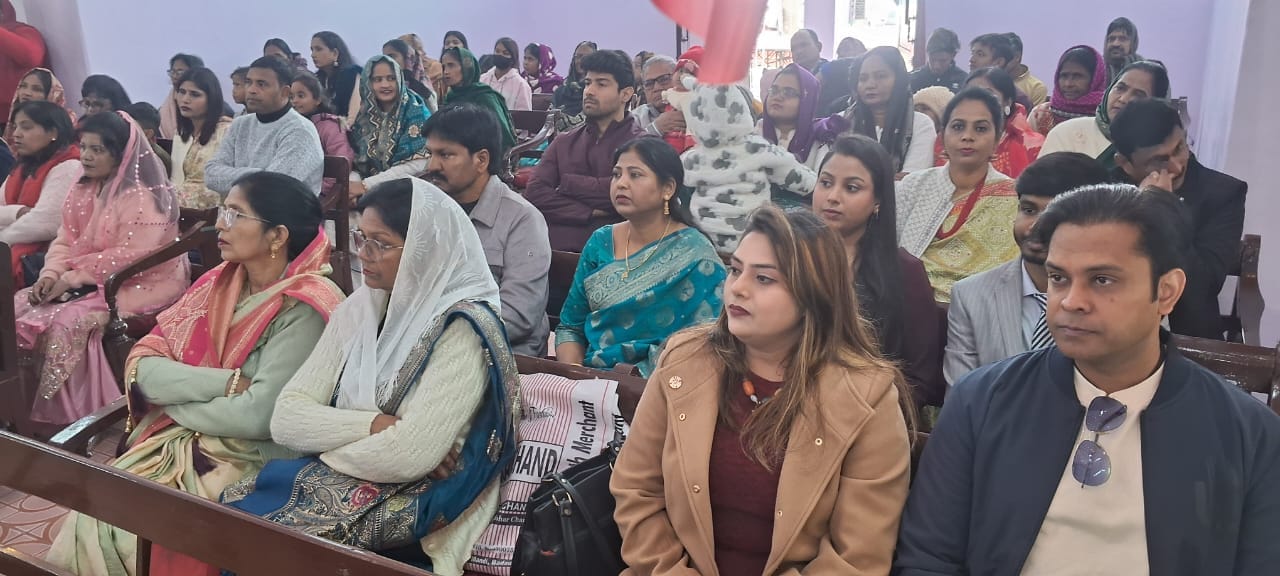 क्रिसमस पर चर्च में पहुंचे लोग सेल्फी लेते हुए। स्रोत- स्थानीय निवासी क्रिसमस पर चर्च में पहुंचे लोग सेल्फी लेते हुए। स्रोत- स्थानीय निवासी