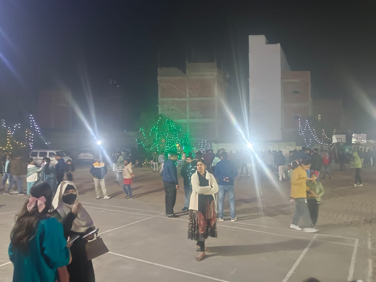 क्रिसमस पर सेंट थामस स्कूल में जुटे लोग-संवाद क्रिसमस पर सेंट थामस स्कूल में जुटे लोग-संवाद