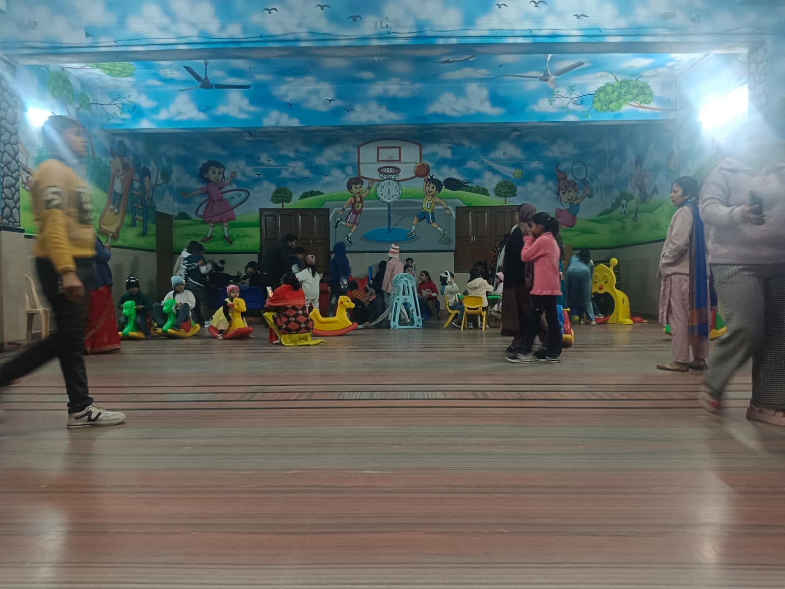 क्रिसमस पर सेंट थामस स्कूल में जुटे लोग-संवाद क्रिसमस पर सेंट थामस स्कूल में जुटे लोग-संवाद