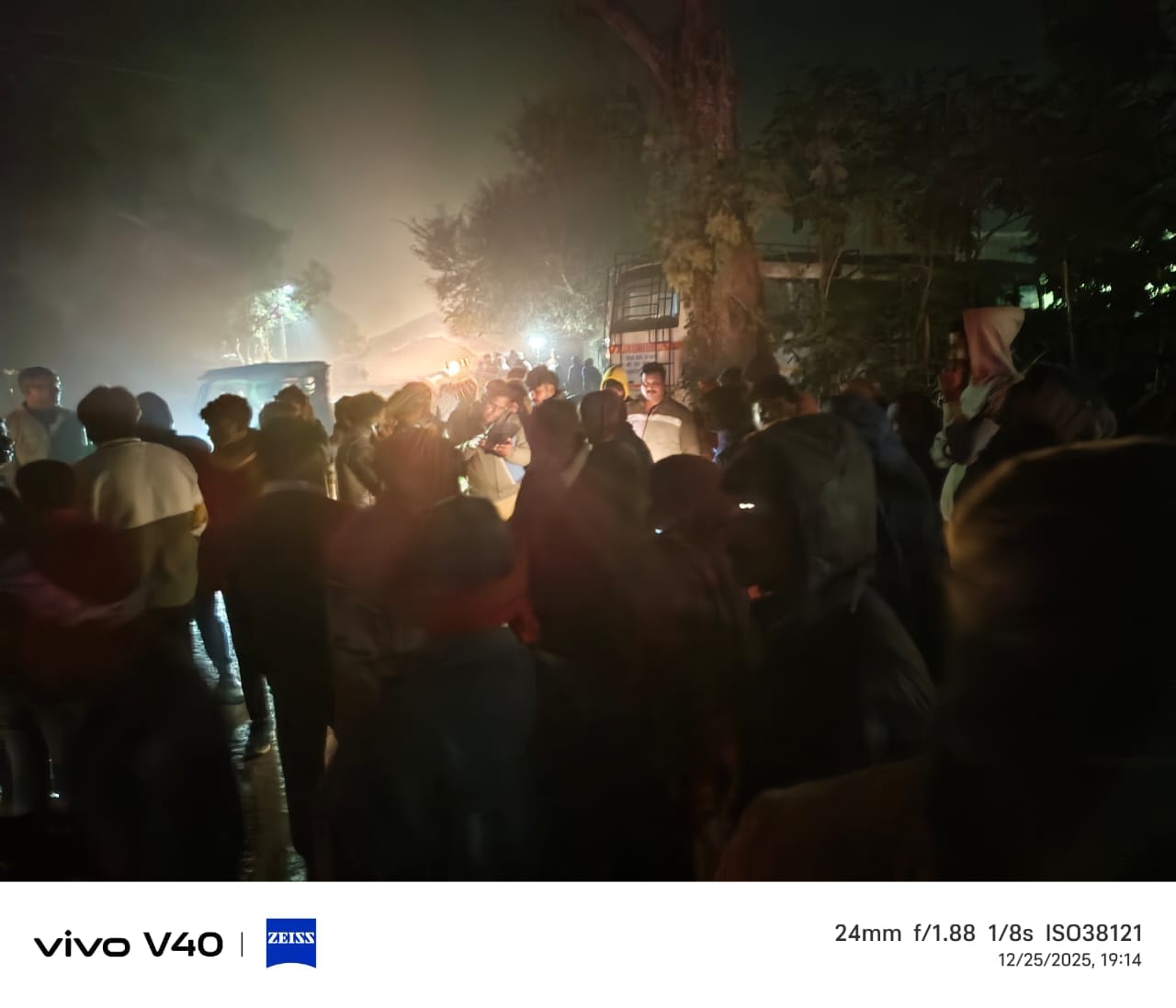 कुसुरू खुर्द में हादसे के बाद जुटी भीड़ कुसुरू खुर्द में हादसे के बाद जुटी भीड़