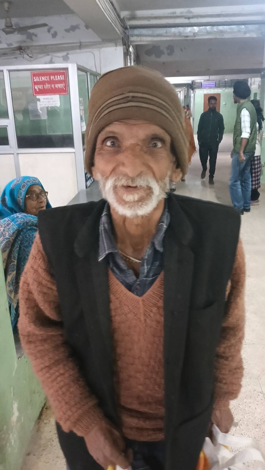 खैरा अस्पताल में जाचं करवाने आई महिला, लेकिन डाक्टरों की हड़ताल होने चलते उसे वापिस लौटना पड़ा।