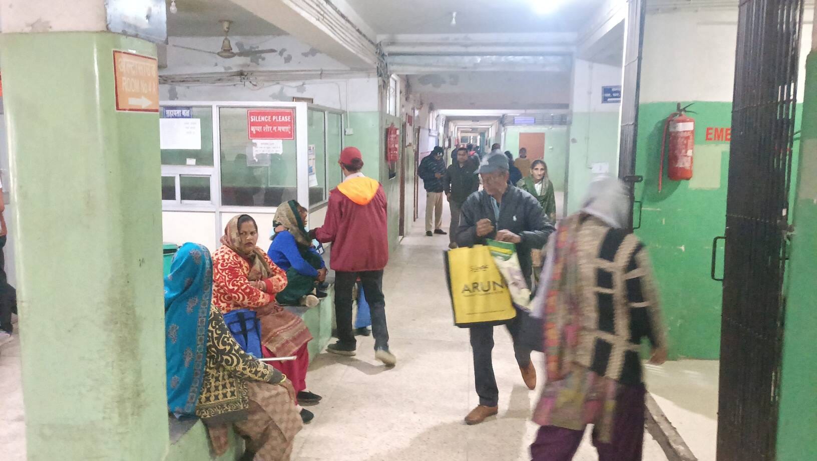 खैरा अस्पताल में जाचं करवाने आई महिला, लेकिन डाक्टरों की हड़ताल होने चलते उसे वापिस लौटना पड़ा।