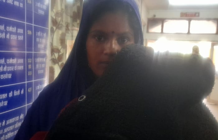 खैरा अस्पताल में जाचं करवाने आई महिला, लेकिन डाक्टरों की हड़ताल होने चलते उसे वापिस लौटना पड़ा।