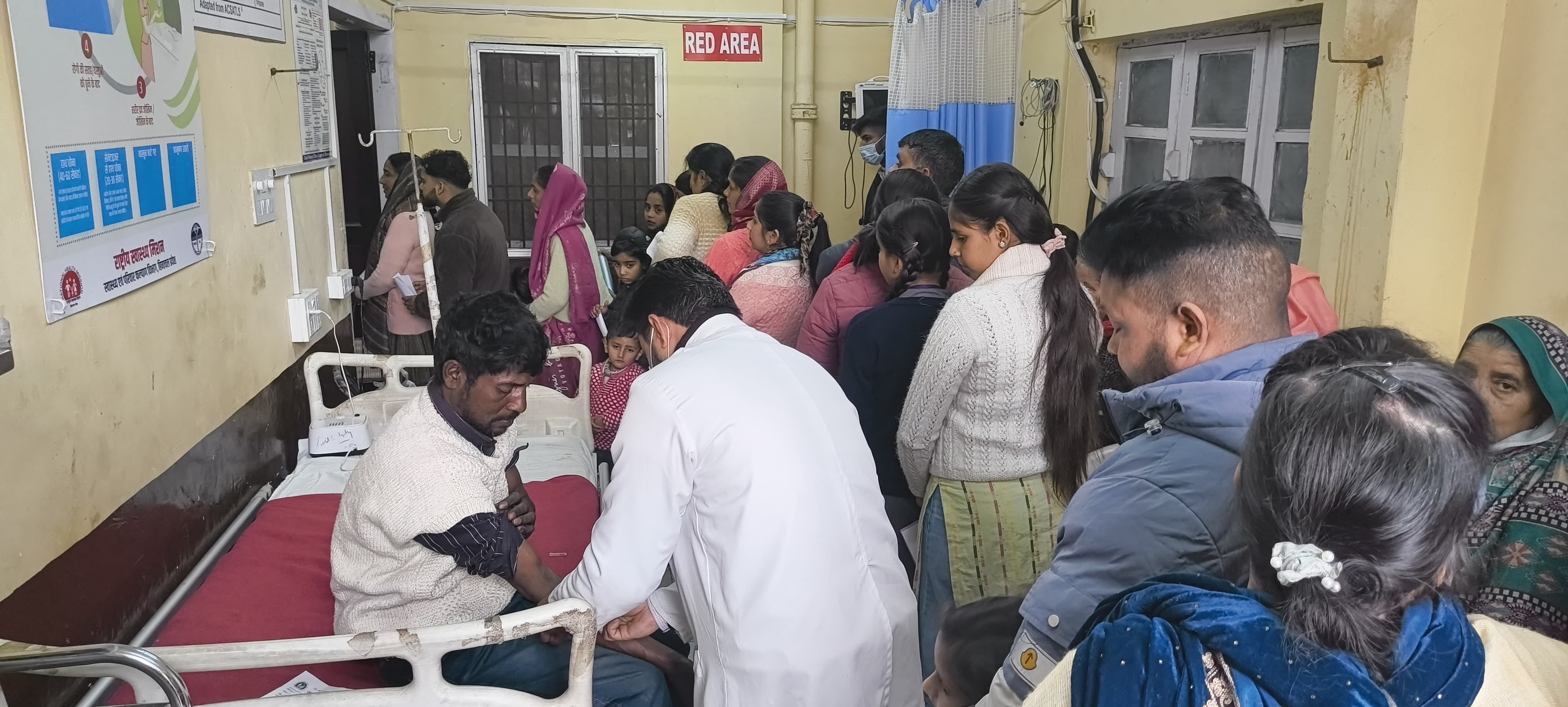 खैरा अस्पताल में जाचं करवाने आई महिला, लेकिन डाक्टरों की हड़ताल होने चलते उसे वापिस लौटना पड़ा।