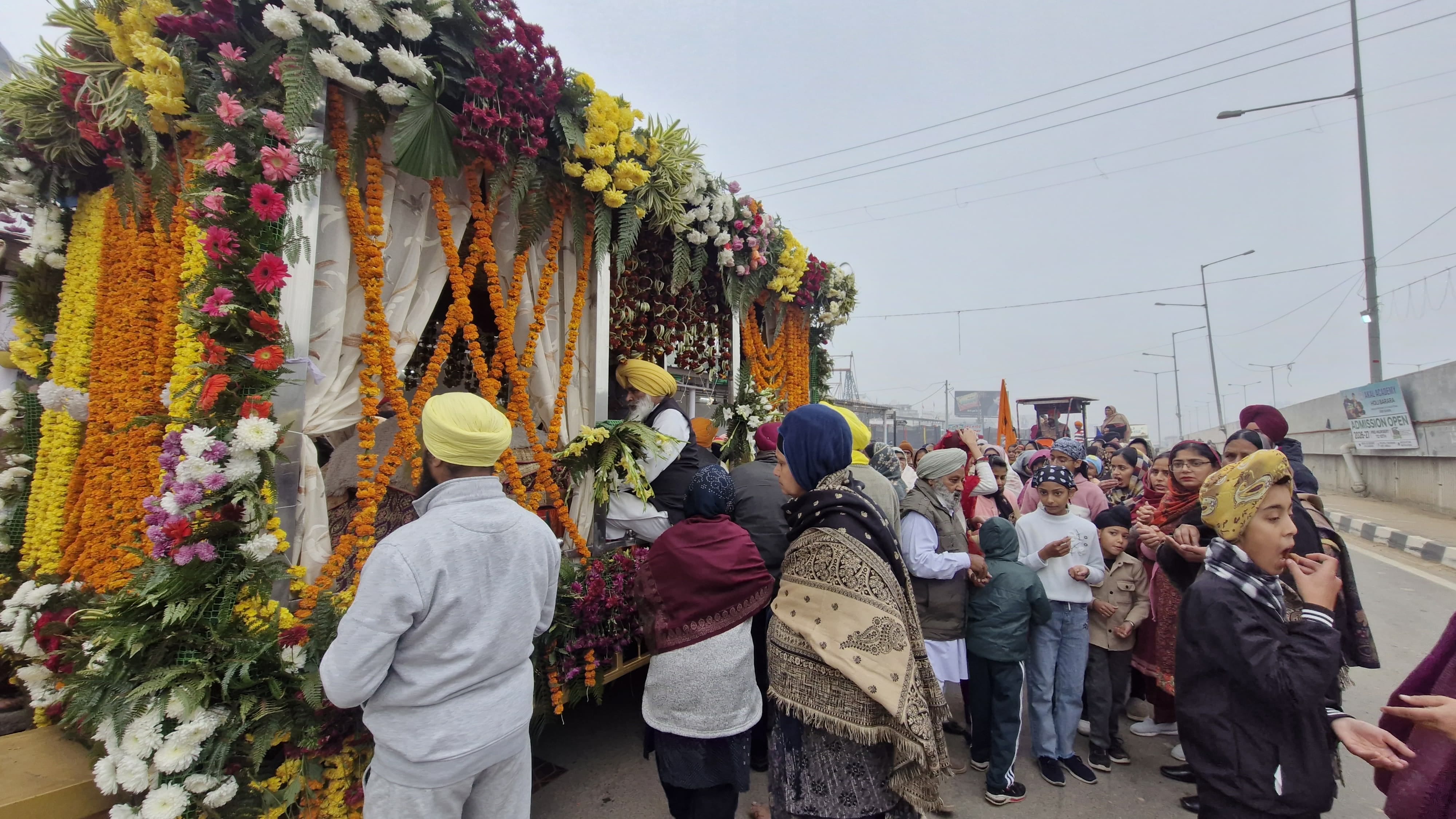 मुलाना में नगर कीर्तन के दौरान एचएसजीएमसी के प्रधान जगदीश सिंह झींडा पांच प्यारों को सिरोपा पहन मुलाना में नगर कीर्तन के दौरान एचएसजीएमसी के प्रधान जगदीश सिंह झींडा पांच प्यारों को सिरोपा पहन