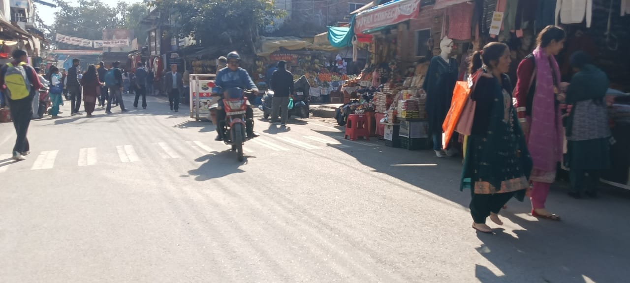 नगर निगम हमीरपुर के तहत मुख्य चौक पर वन वे में प्रतिबंध के बावजूद जाते हुए दोपहिया वाहन चालक। स नगर निगम हमीरपुर के तहत मुख्य चौक पर वन वे में प्रतिबंध के बावजूद जाते हुए दोपहिया वाहन चालक। स