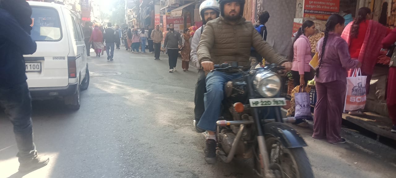 नगर निगम हमीरपुर के तहत मुख्य चौक पर वन वे में प्रतिबंध के बावजूद जाते हुए दोपहिया वाहन चालक। स नगर निगम हमीरपुर के तहत मुख्य चौक पर वन वे में प्रतिबंध के बावजूद जाते हुए दोपहिया वाहन चालक। स