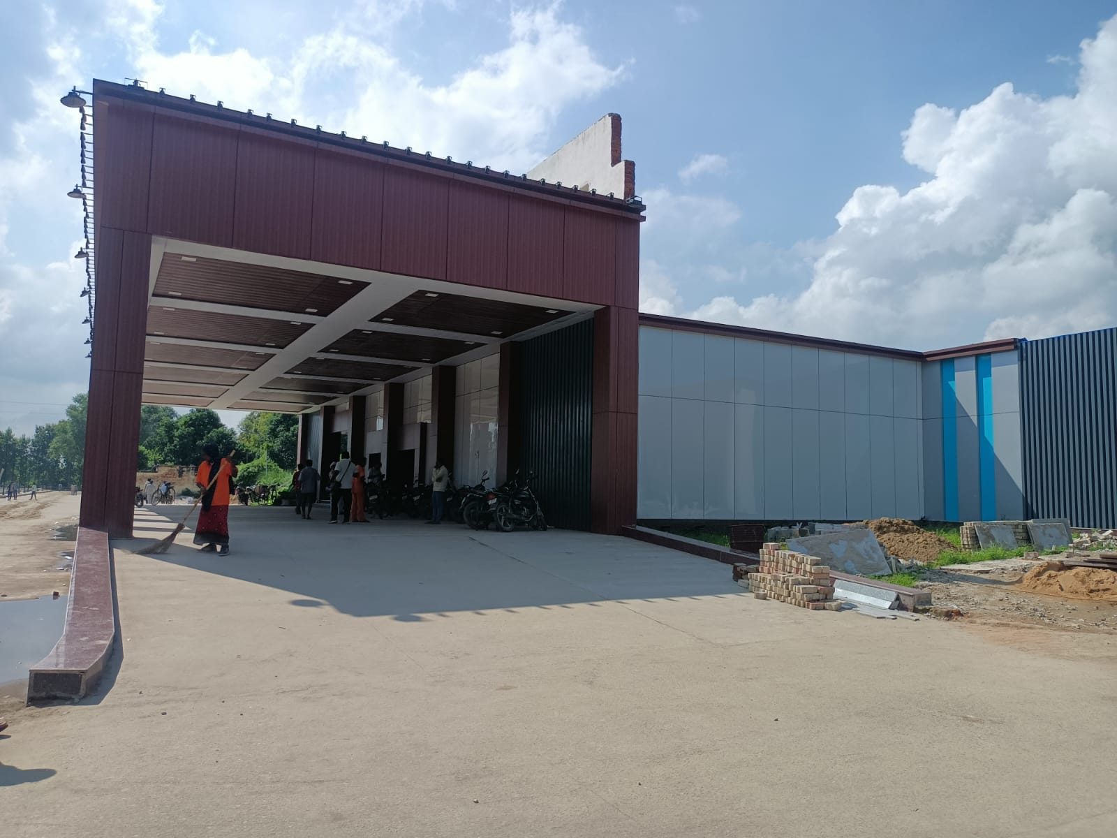 प्लेट फार्म नंबर दो पर यात्रियों के बेठने के लिए लगा शेड-संवाद प्लेट फार्म नंबर दो पर यात्रियों के बेठने के लिए लगा शेड-संवाद