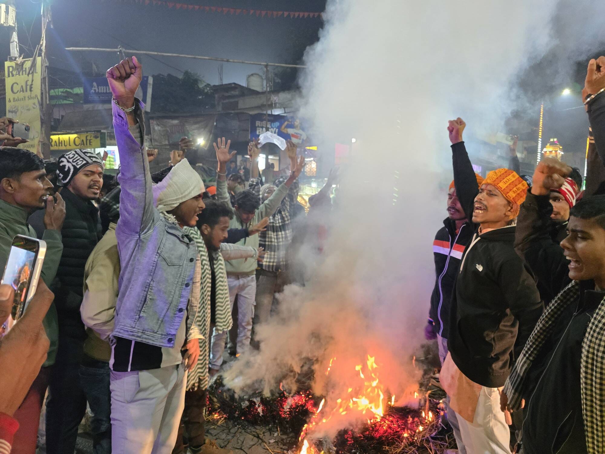 प्रदर्शन करते बजरंग दल के कार्यकर्ता। संवाद