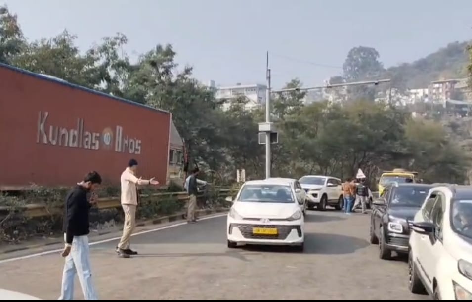 परवाणू टोल में लगा लंबा जाम। संवाद