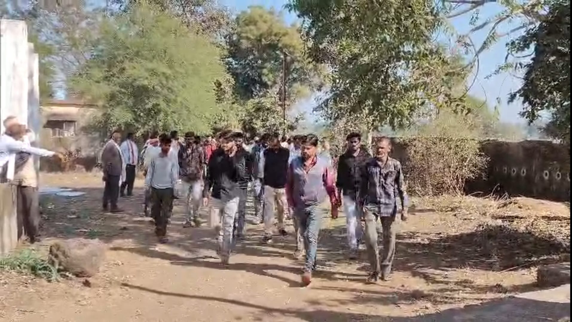 पोस्टमार्टम स्थल के पास जमा लोग