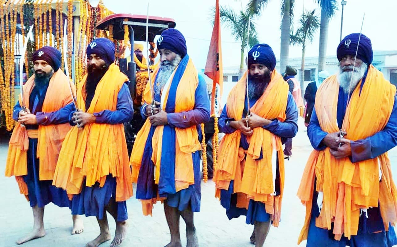 पुवायां में वीर बाल दिवस के उपलक्ष्य में पथ संचलन में शामिल संघ के स्वयंसेवक। संवाद