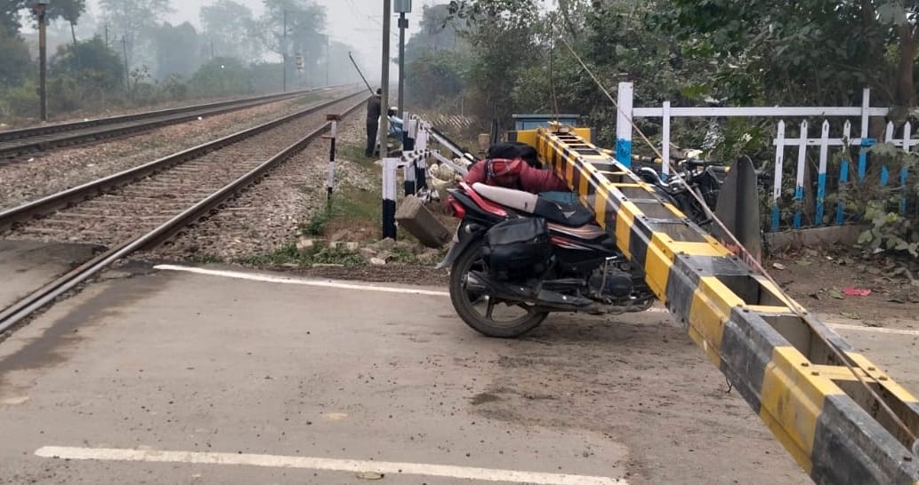 रोडवेज फाटक के पास ट्रैक पर रील बनाते युवा। संवाद रोडवेज फाटक के पास ट्रैक पर रील बनाते युवा। संवाद