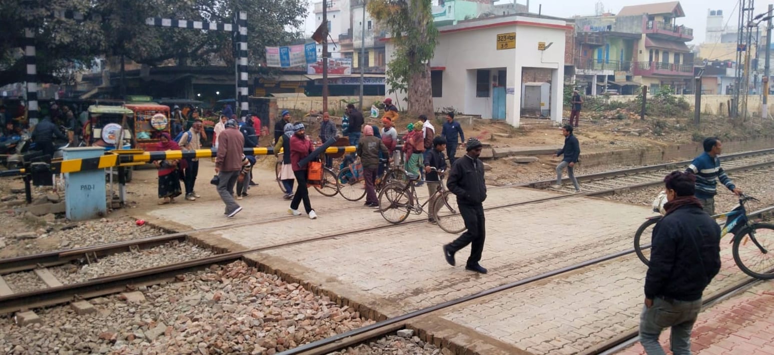 रोडवेज फाटक के पास ट्रैक पर रील बनाते युवा। संवाद रोडवेज फाटक के पास ट्रैक पर रील बनाते युवा। संवाद