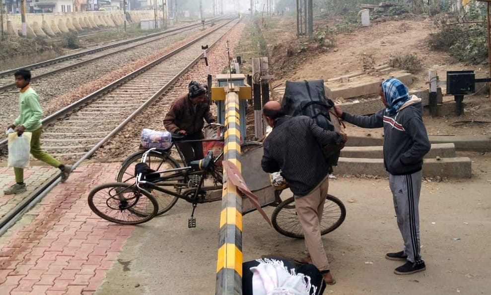 रोडवेज फाटक के पास ट्रैक पर रील बनाते युवा। संवाद रोडवेज फाटक के पास ट्रैक पर रील बनाते युवा। संवाद