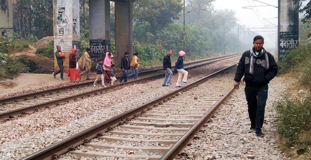 रोडवेज फाटक के पास ट्रैक पर रील बनाते युवा। संवाद रोडवेज फाटक के पास ट्रैक पर रील बनाते युवा। संवाद