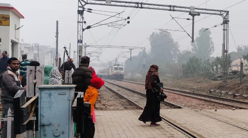 रोडवेज फाटक के पास ट्रैक पर रील बनाते युवा। संवाद रोडवेज फाटक के पास ट्रैक पर रील बनाते युवा। संवाद