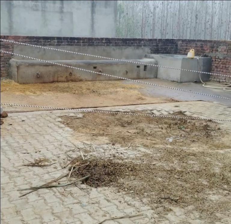 सरपंच की पत्नी की मौत की खबर मिलने के बाद घटनास्थल पर पहुंचे लोग। संवाद