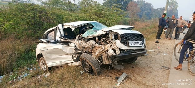 सोरांव -- ट्रेलर की टक्कर के बाद हाईवे किनारे गड्ढे में गिरी बस व ट्रेलर सोरांव -- ट्रेलर की टक्कर के बाद हाईवे किनारे गड्ढे में गिरी बस व ट्रेलर