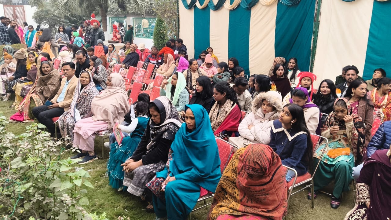 सेंट जोसफ कैथलिक चर्च में प्रार्थना करते पदारी। संवाद सेंट जोसफ कैथलिक चर्च में प्रार्थना करते पदारी। संवाद
