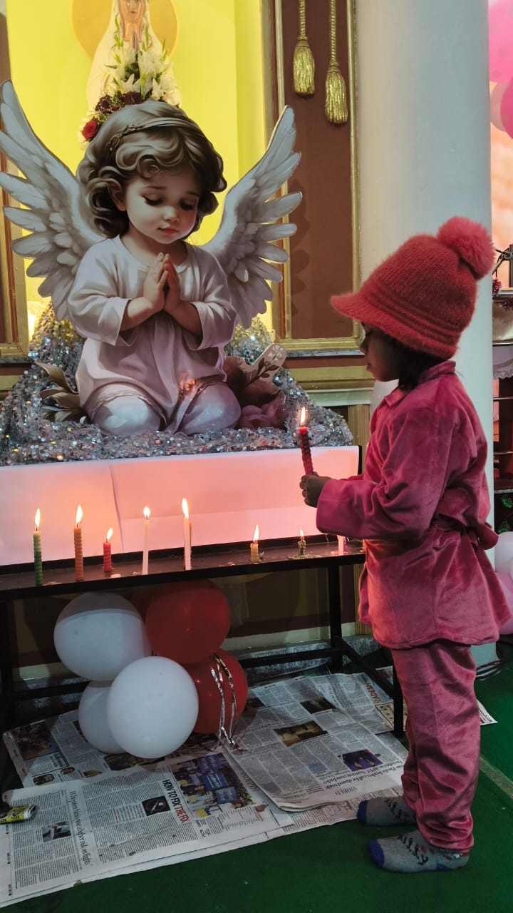 सेंट जोसफ कैथलिक चर्च में प्रार्थना करते पदारी। संवाद सेंट जोसफ कैथलिक चर्च में प्रार्थना करते पदारी। संवाद
