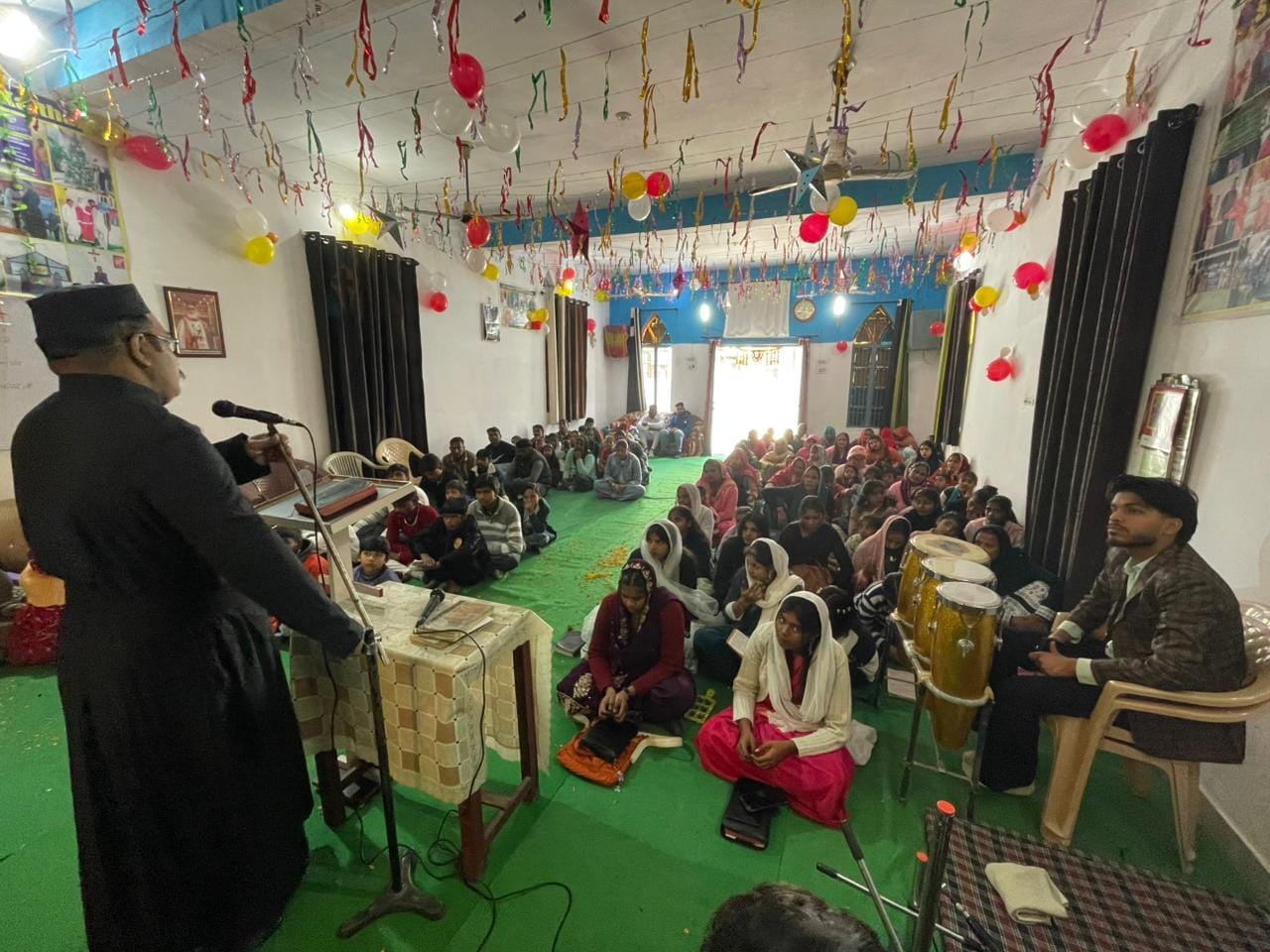 शहर की मलिक नगर की चर्च में फॉदर डीपी थॉमस क्रिसमस मनाते हुए शहर की मलिक नगर की चर्च में फॉदर डीपी थॉमस क्रिसमस मनाते हुए