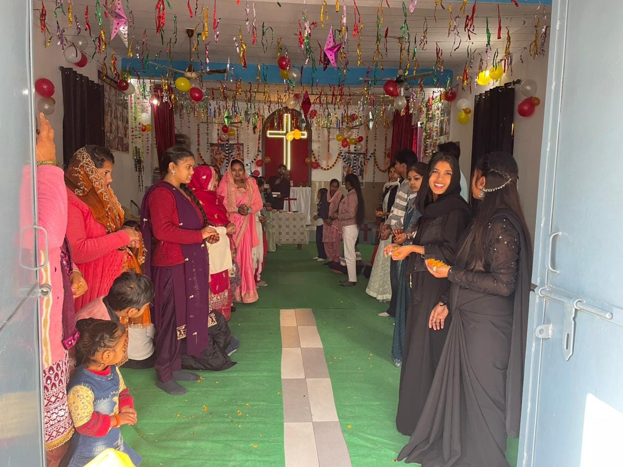शहर की मलिक नगर की चर्च में फॉदर डीपी थॉमस क्रिसमस मनाते हुए शहर की मलिक नगर की चर्च में फॉदर डीपी थॉमस क्रिसमस मनाते हुए