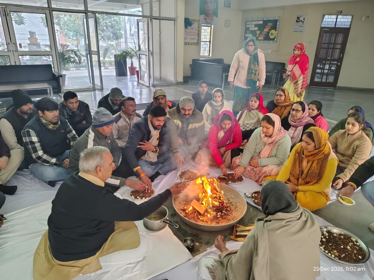 शामली में  झिंझाना रोड पर  बलिदान दिवस पर महाराजा सूरजमल के चित्र पर पुष्प अर्पित करते जाट समाज