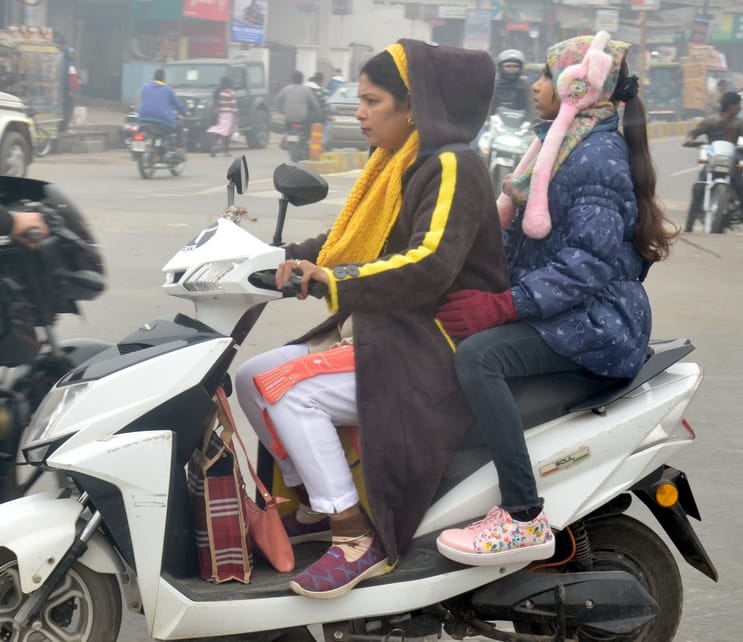 शामली में करनाल मेरठ मार्ग पर कोहरे में जाते वाहन । संवाद शामली में करनाल मेरठ मार्ग पर कोहरे में जाते वाहन । संवाद