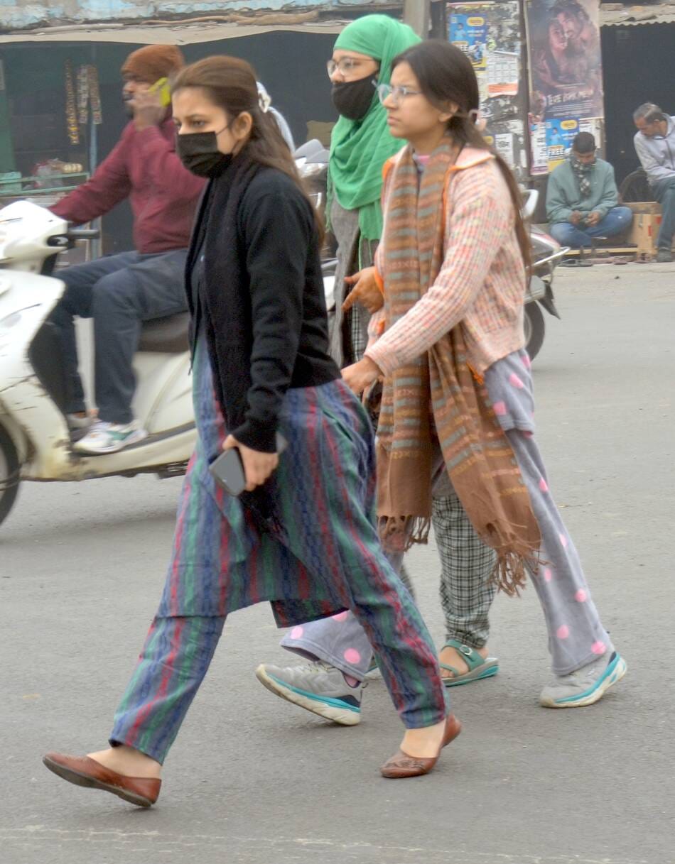 शामली में करनाल मेरठ मार्ग पर कोहरे में जाते वाहन । संवाद शामली में करनाल मेरठ मार्ग पर कोहरे में जाते वाहन । संवाद