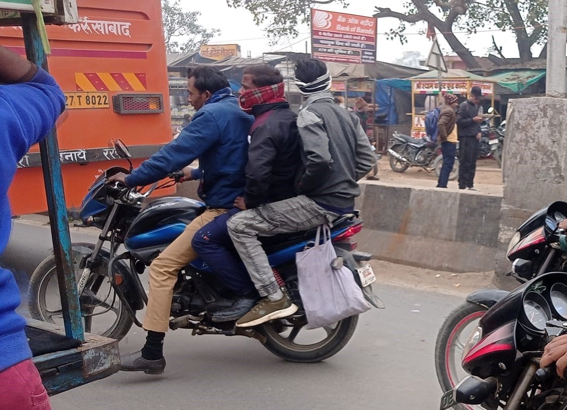 टाउनहॉल में बाबा विश्वनाथ मंदिर के पास बाइक से जाते तीन सवार। संवाद टाउनहॉल में बाबा विश्वनाथ मंदिर के पास बाइक से जाते तीन सवार। संवाद