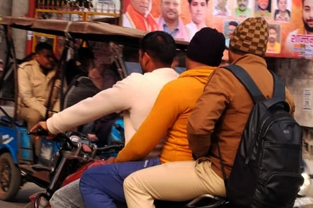 टाउनहॉल में बाबा विश्वनाथ मंदिर के पास बाइक से जाते तीन सवार। संवाद टाउनहॉल में बाबा विश्वनाथ मंदिर के पास बाइक से जाते तीन सवार। संवाद