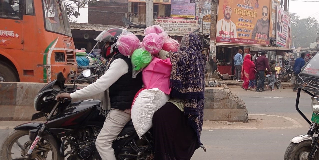 टाउनहॉल में बाबा विश्वनाथ मंदिर के पास बाइक से जाते तीन सवार। संवाद टाउनहॉल में बाबा विश्वनाथ मंदिर के पास बाइक से जाते तीन सवार। संवाद