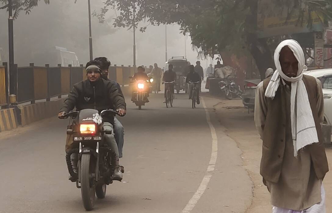 ठंड से बचने को सड़क किनारे अलाव तापते लोग। संवाद ठंड से बचने को सड़क किनारे अलाव तापते लोग। संवाद