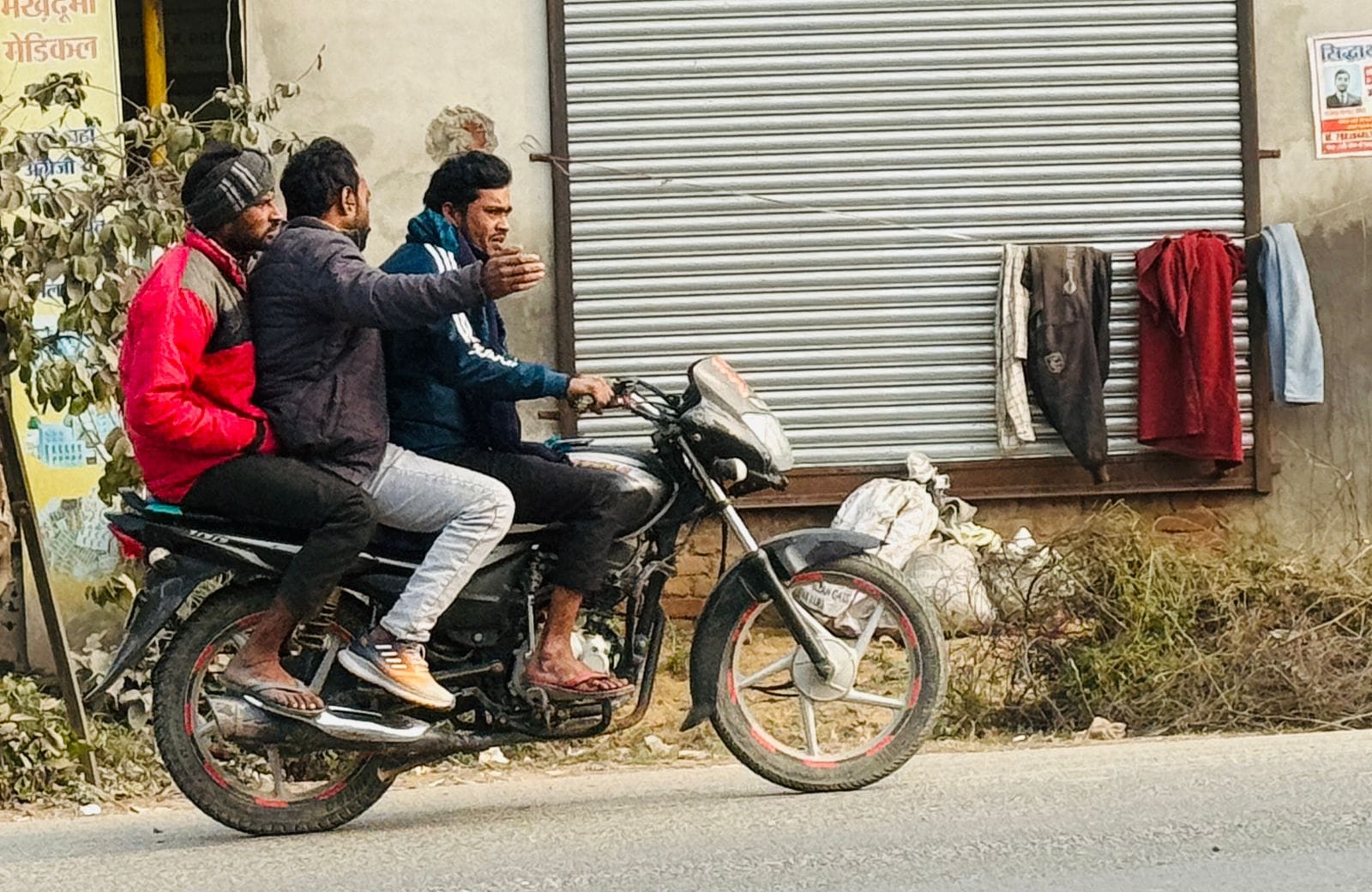 उझानी के पास रेलवे क्रासिंग बंद होने के बाद भी गेट पार करता बाइक सवार। संवाद