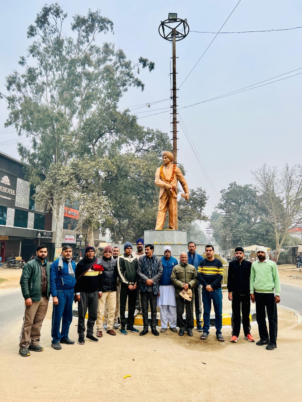 उधम सिंह की जयंती पर माल्यार्पण करते कस्बे के लोग स्रोत संवाद उधम सिंह की जयंती पर माल्यार्पण करते कस्बे के लोग स्रोत संवाद