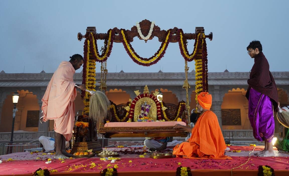 26- राम मंदिर के यज्ञमंडप में हवन करते वैदिक आचार्य- ट्रस्ट