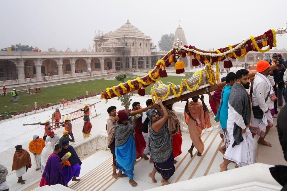 26- राम मंदिर के यज्ञमंडप में हवन करते वैदिक आचार्य- ट्रस्ट