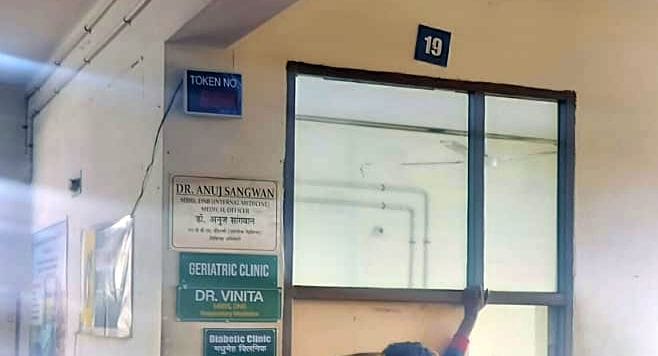 26जेएनडी03: नागरिक अस्पताल में फिजिशियन के कमरे के बाहर लाइन में लगे मरीज। संवाद 26जेएनडी03: नागरिक अस्पताल में फिजिशियन के कमरे के बाहर लाइन में लगे मरीज। संवाद