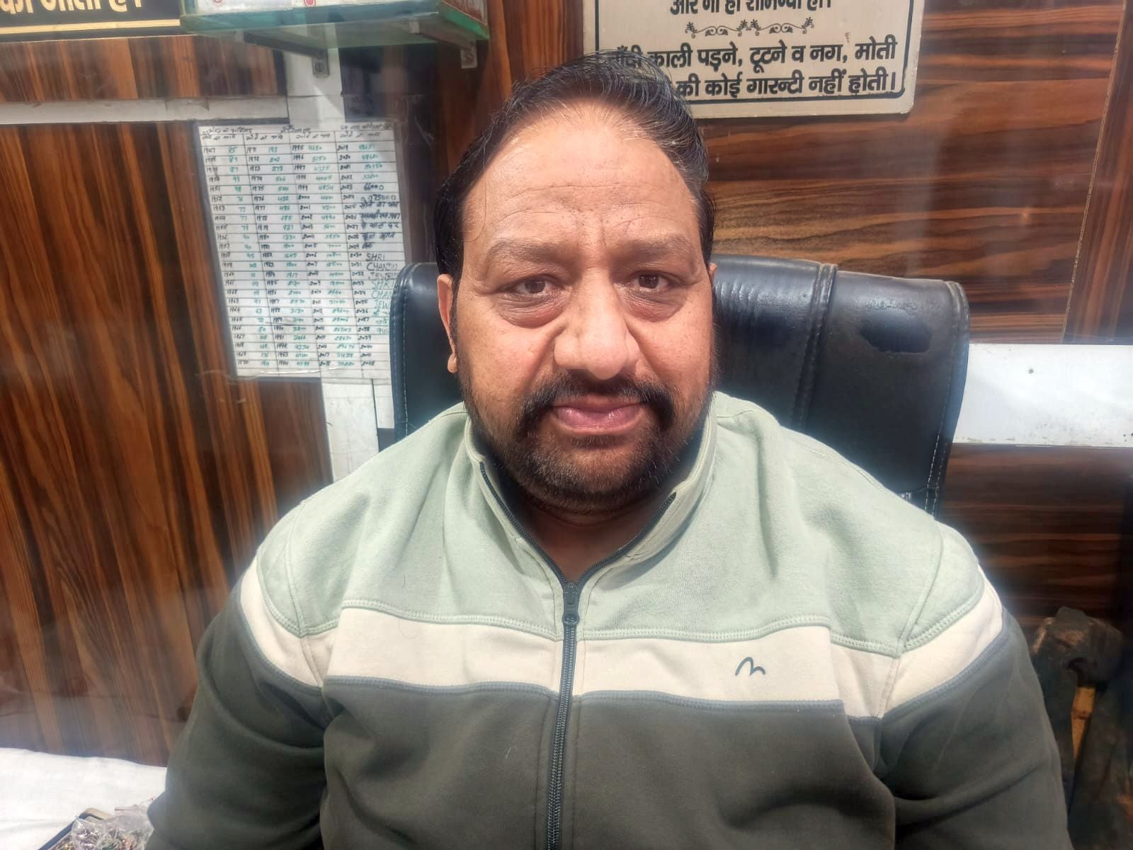26जेएनडी19-बाजार में चांदी के गहनों की खरीदारी करती महिलाएं। संवाद 26जेएनडी19-बाजार में चांदी के गहनों की खरीदारी करती महिलाएं। संवाद
