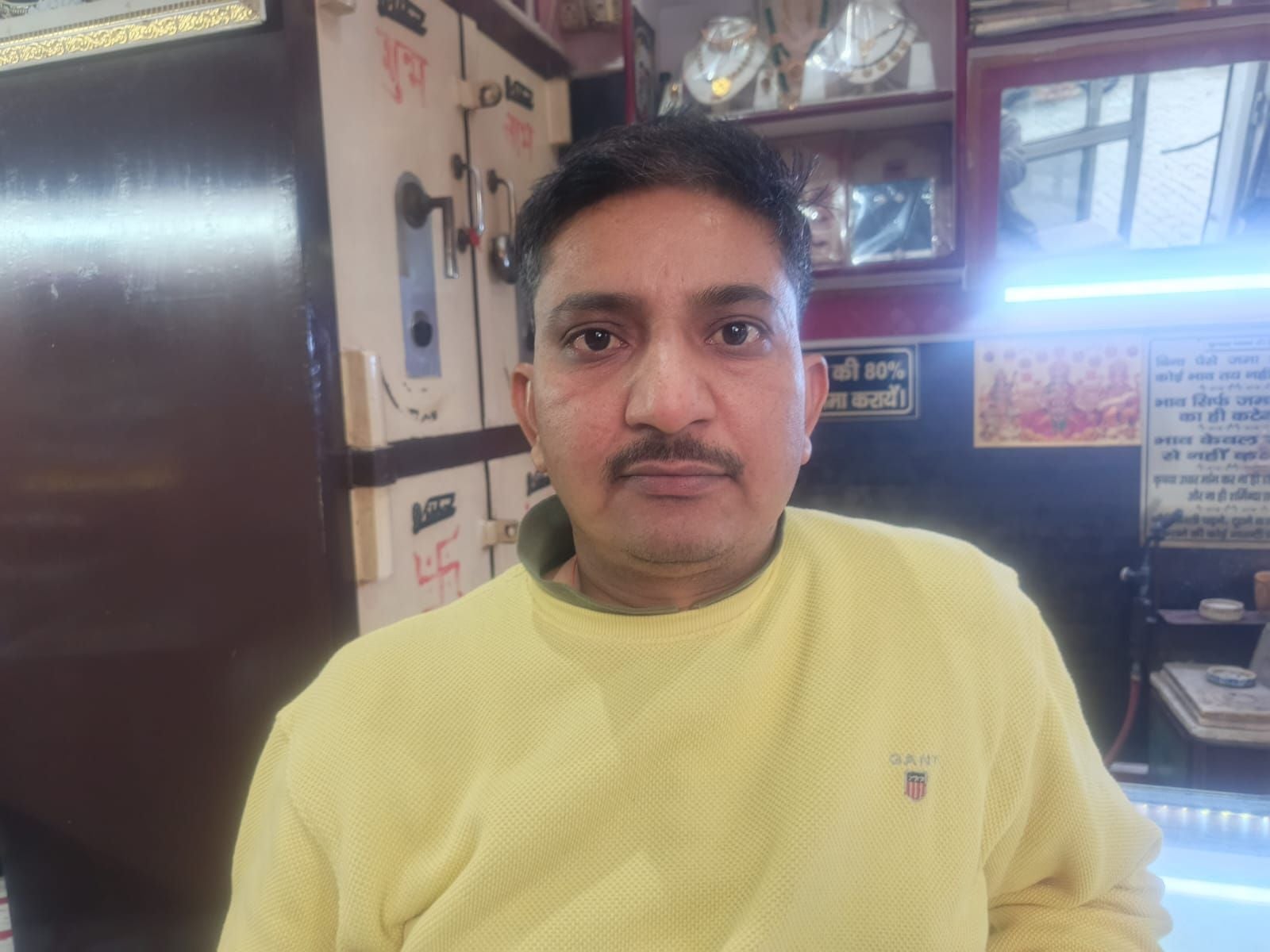 26जेएनडी19-बाजार में चांदी के गहनों की खरीदारी करती महिलाएं। संवाद 26जेएनडी19-बाजार में चांदी के गहनों की खरीदारी करती महिलाएं। संवाद