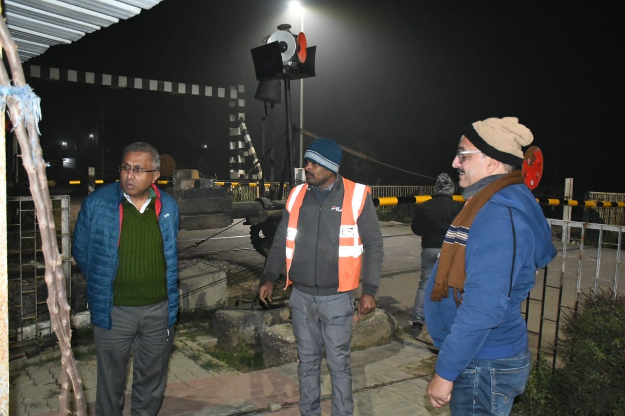 आधी रात रेलवे क्रॉसिंगों पर पहुंचे डीआरएम, जांची सतर्कता आधी रात रेलवे क्रॉसिंगों पर पहुंचे डीआरएम, जांची सतर्कता