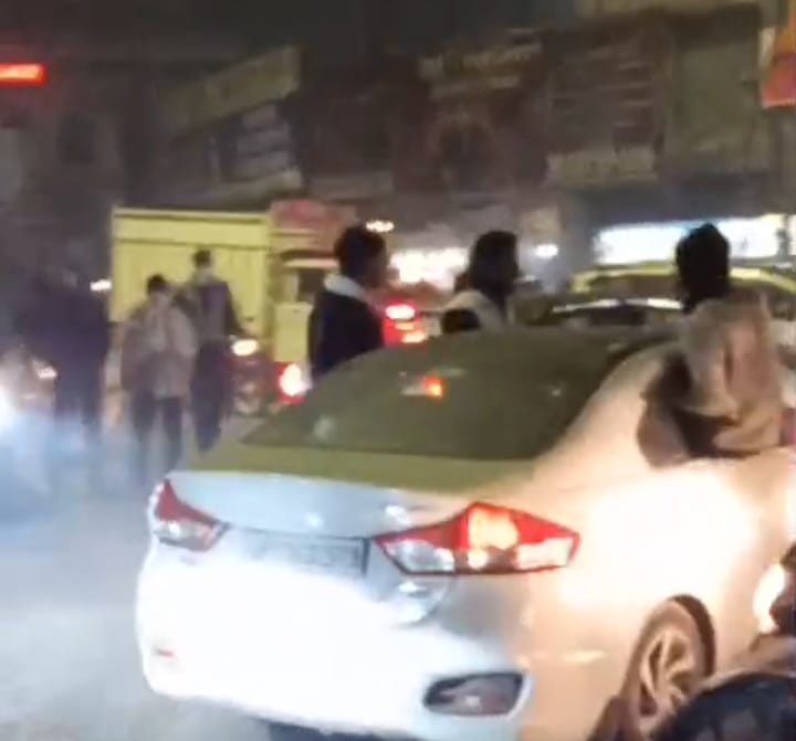 बेगम पुल पर काफिले में शामिल कार सवार हंगामा करते हुए
