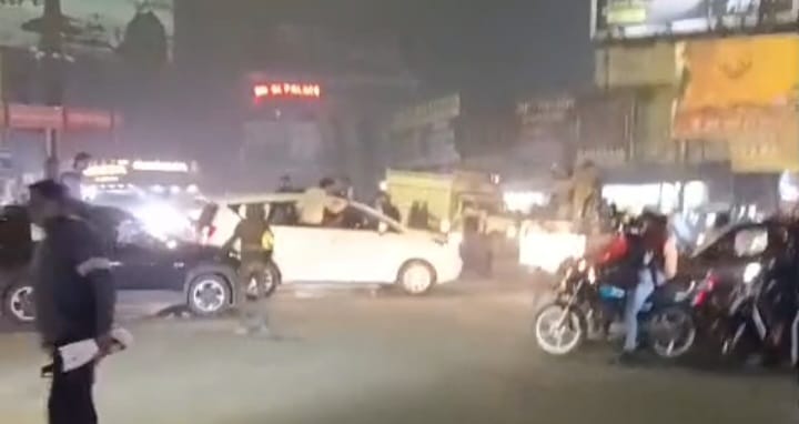 बेगम पुल पर काफिले में शामिल कार सवार हंगामा करते हुए