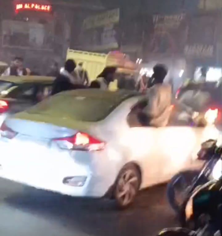 बेगम पुल पर काफिले में शामिल कार सवार हंगामा करते हुए
