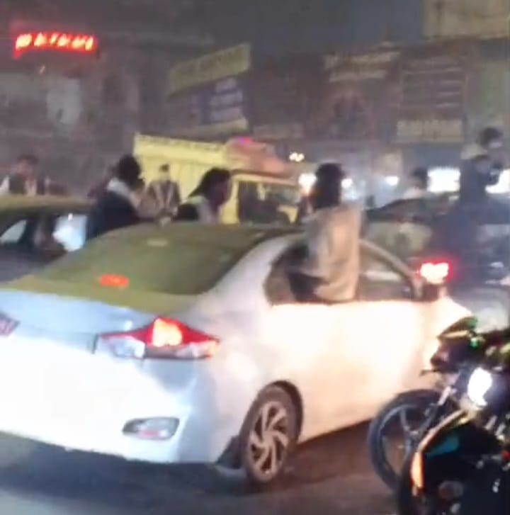 बेगम पुल पर काफिले में शामिल कार सवार हंगामा करते हुए