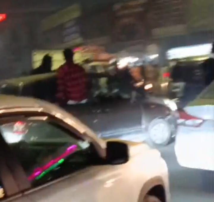 बेगम पुल पर काफिले में शामिल कार सवार हंगामा करते हुए
