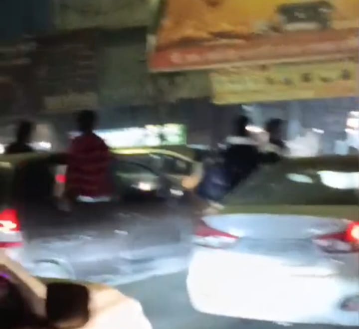 बेगम पुल पर काफिले में शामिल कार सवार हंगामा करते हुए