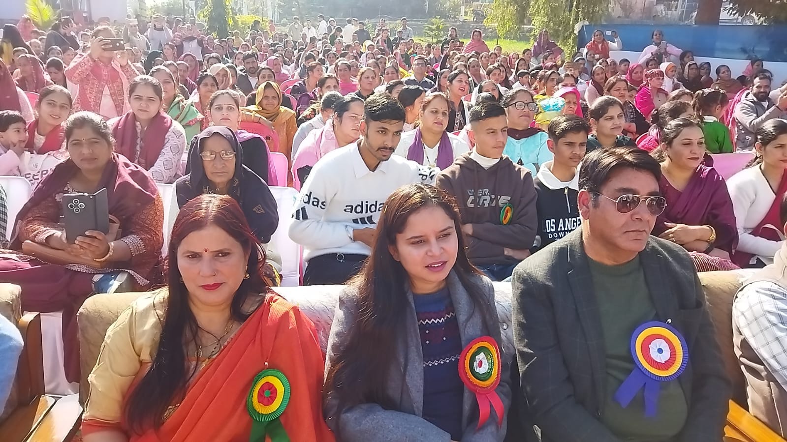 चिल्ड्रन पब्लिक स्कूल बरठीं में आयोजित वार्षिक समारोह में सांस्कृतिक कार्यक्रम प्रस्तुत करते हु