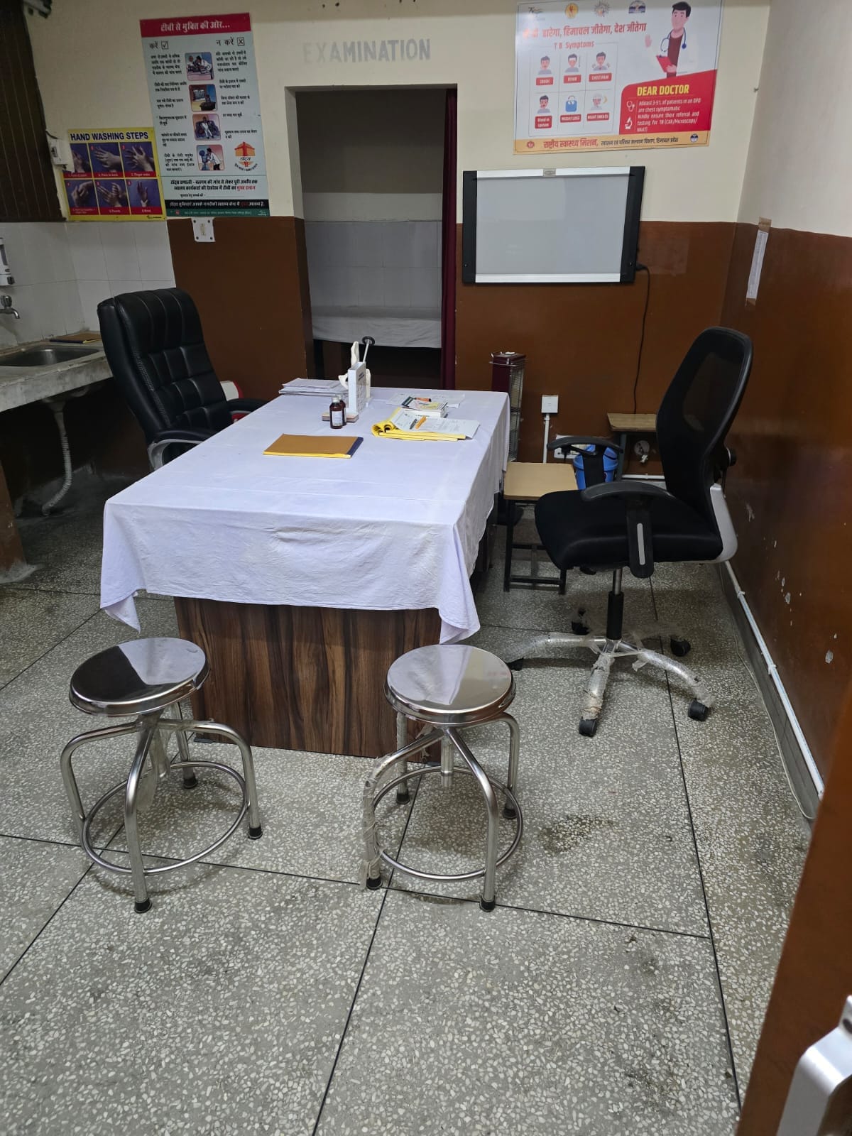 डॉ. राधाकृष्णन मेडिकल कॉलेज हमीरपुर में काले बिल्ले लगाकर मरीजों का स्वास्थ्य जांचते चिकित्सक। 